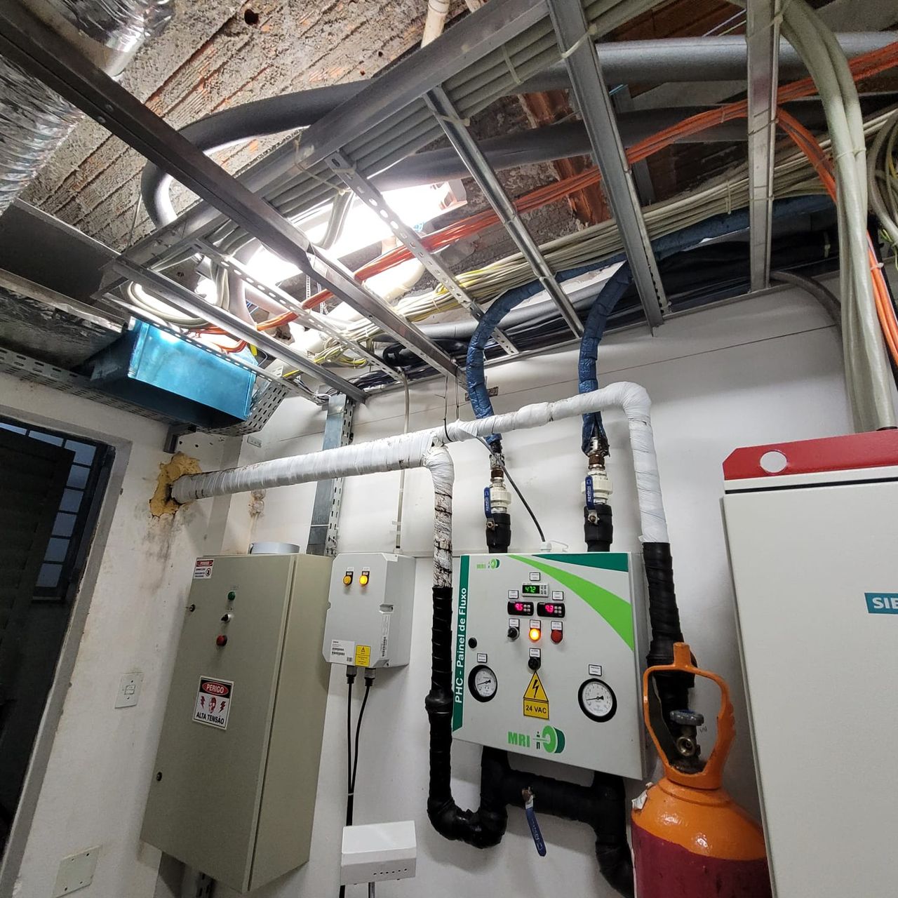 Chiller e painel de fluxo para ressonância magnética