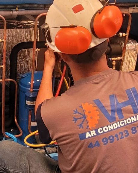 Técnico da VHL em manutenção de chiller