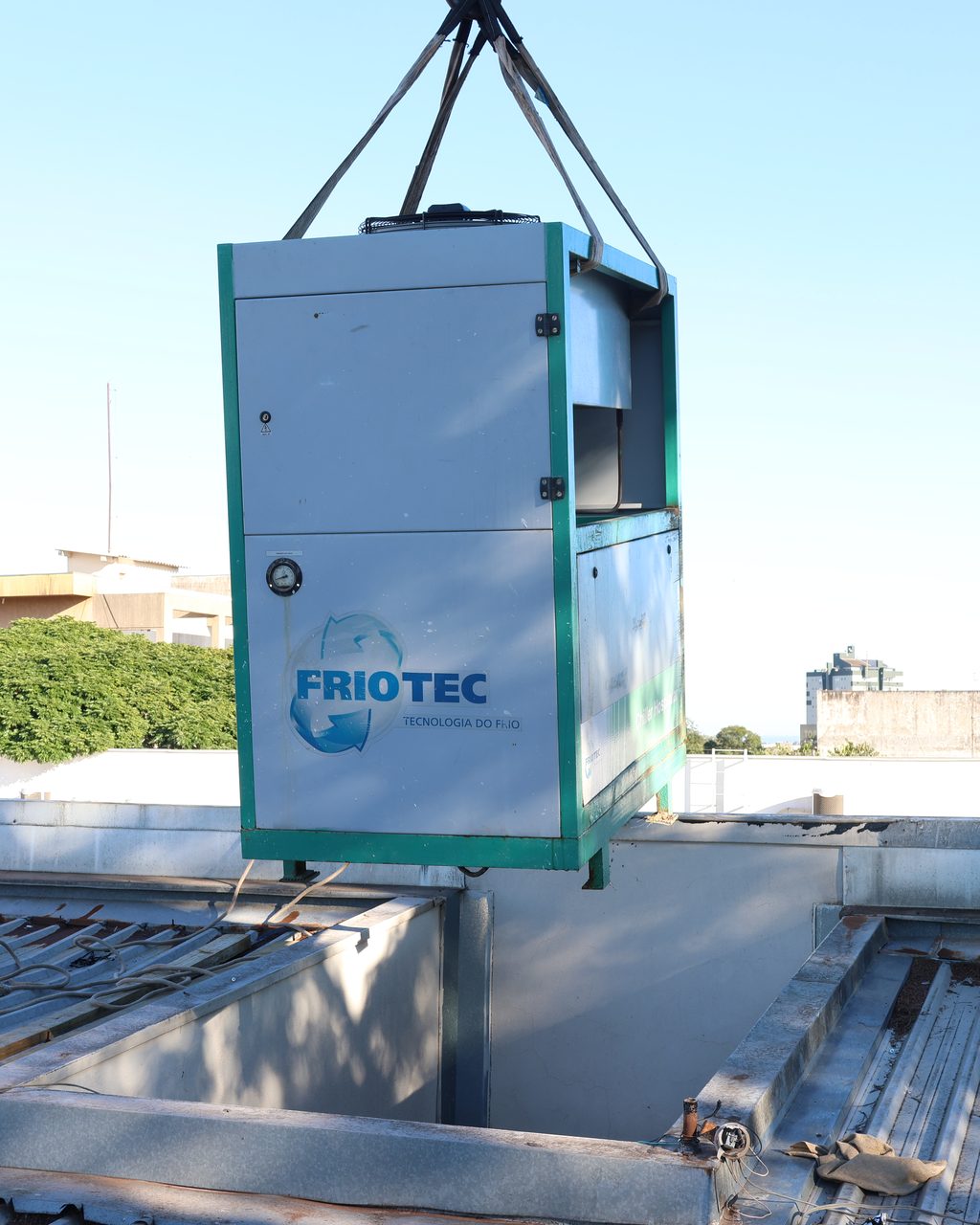 Içamento de chiller por guindaste em obra